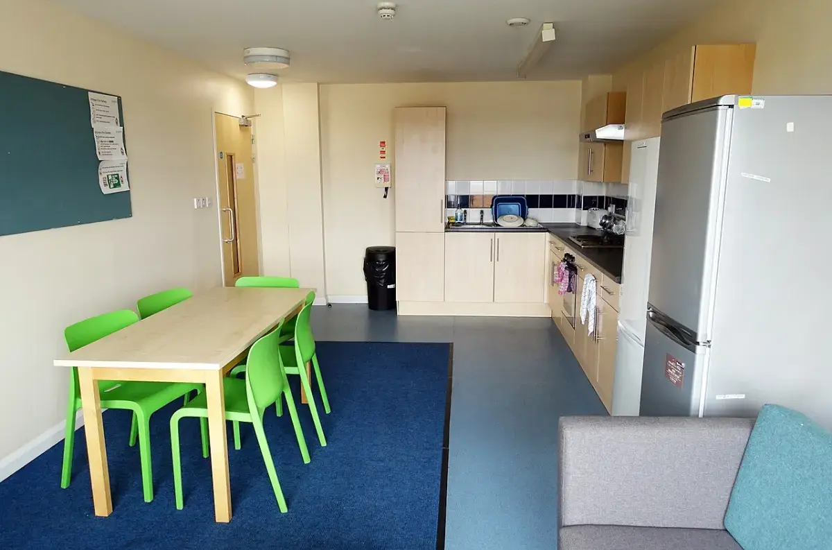 Cocina y comedor compartidos de una residencia estudiantil de Newport, Reino Unido