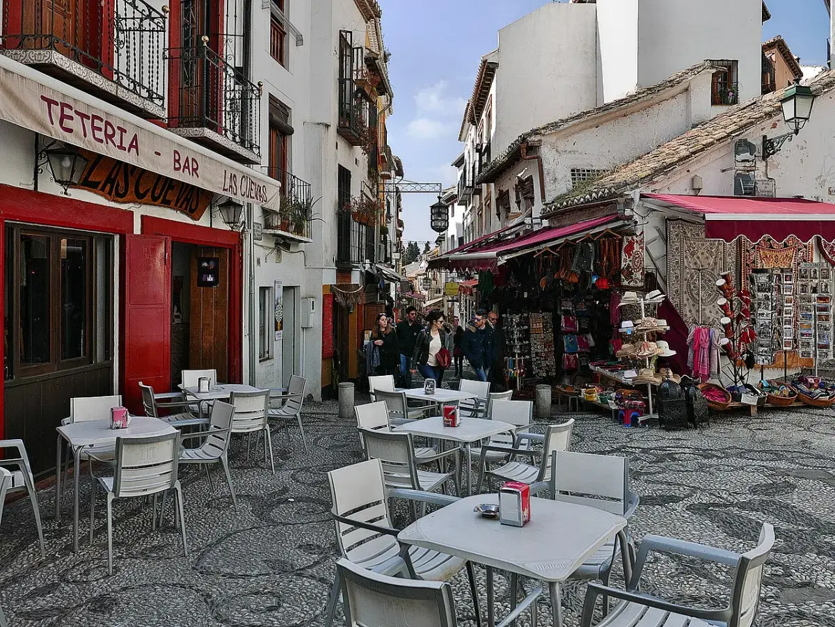 Calle y terrazas del Albaicín en Granada