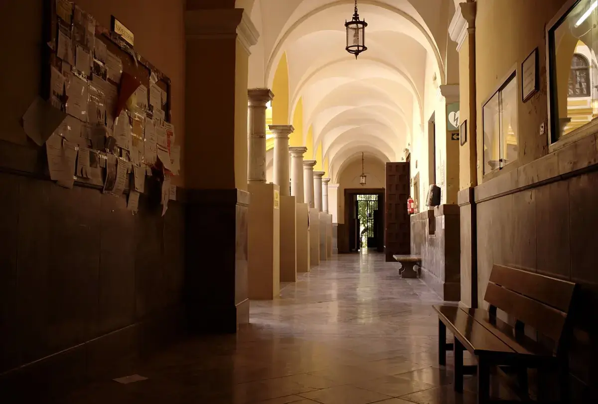 Pasillo de la Facultad de Derecho de la Universidad de Granada