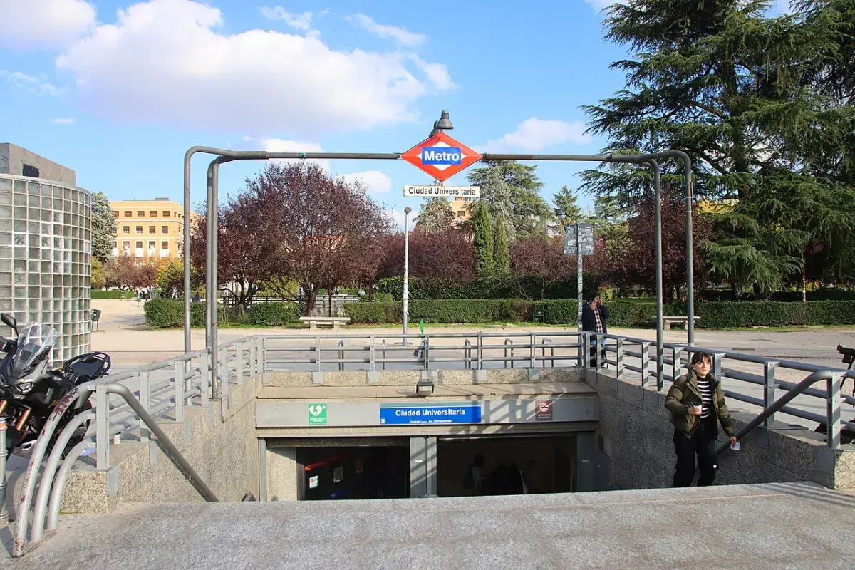 Entrada de Metro Ciudad Universitaria en Madrid