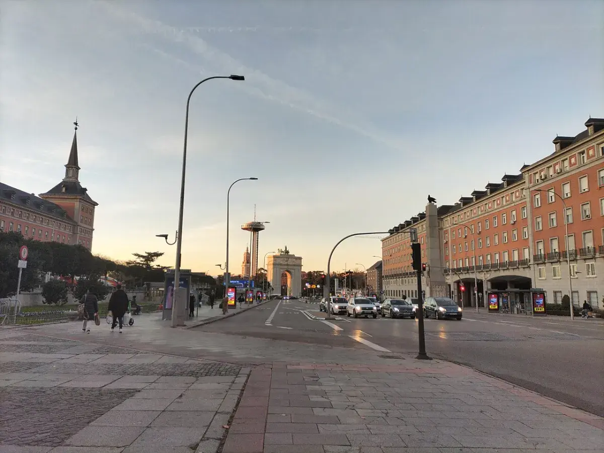 Avenida de la Memoria y Arco de Moncloa en Madrid