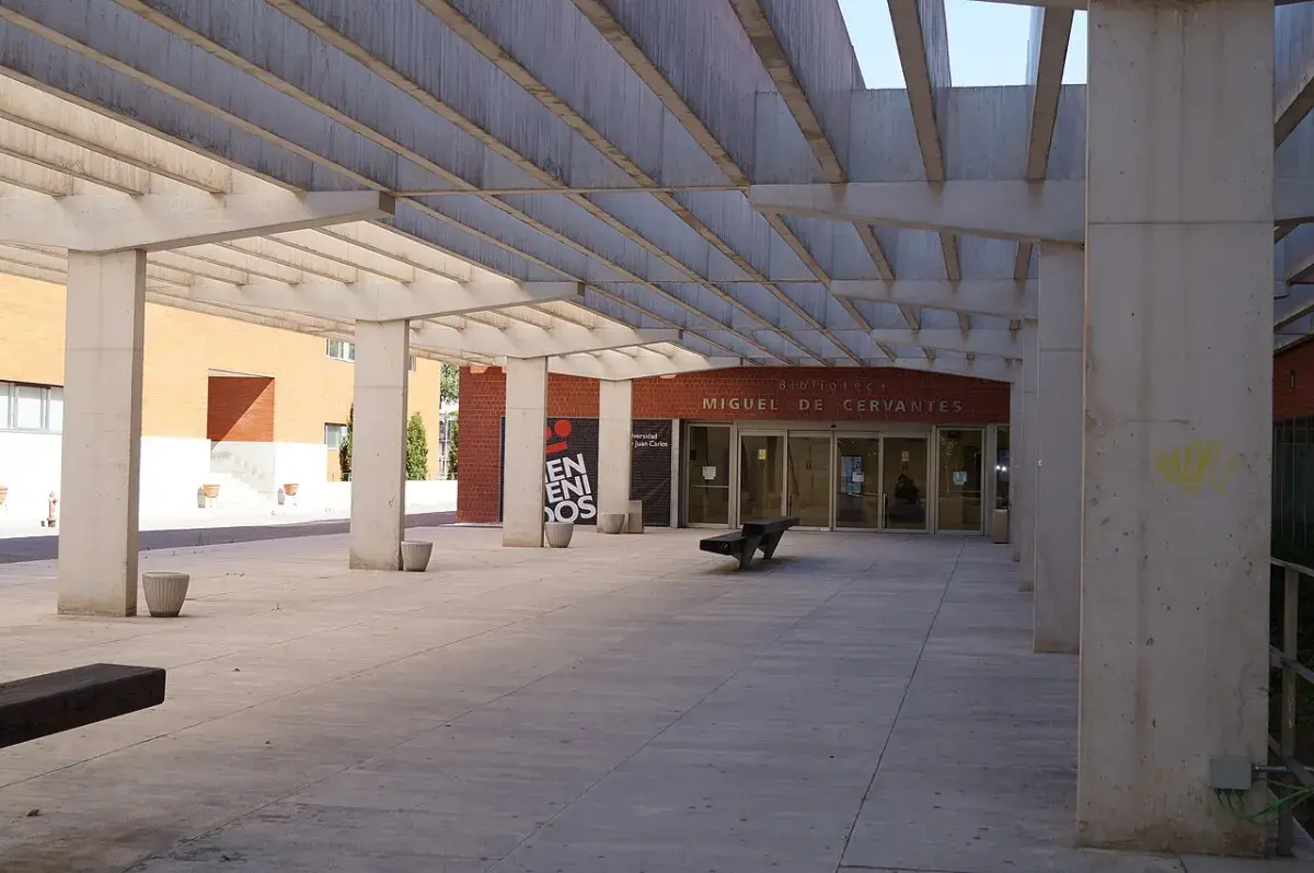 Entrada a la Biblioteca Miguel de Cervantes del campus URJC en Vicálvaro