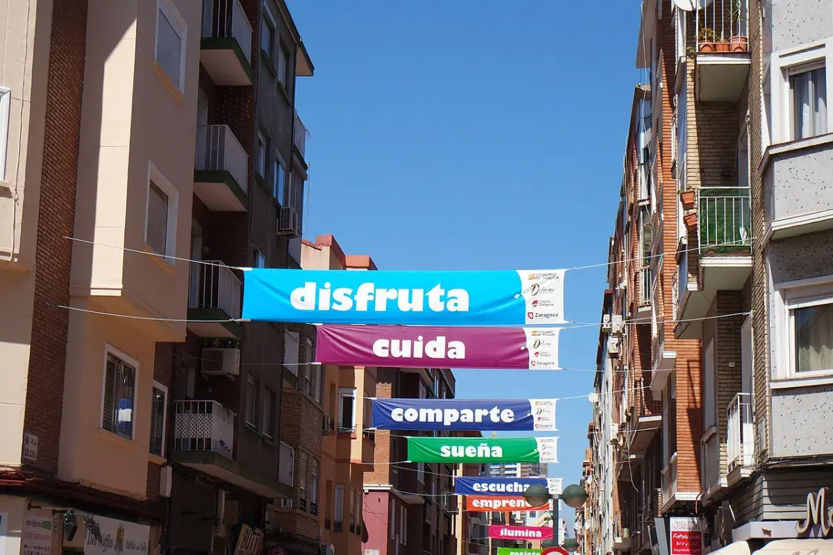 Calle Delicias de Zaragoza con pancartas sobre la vía