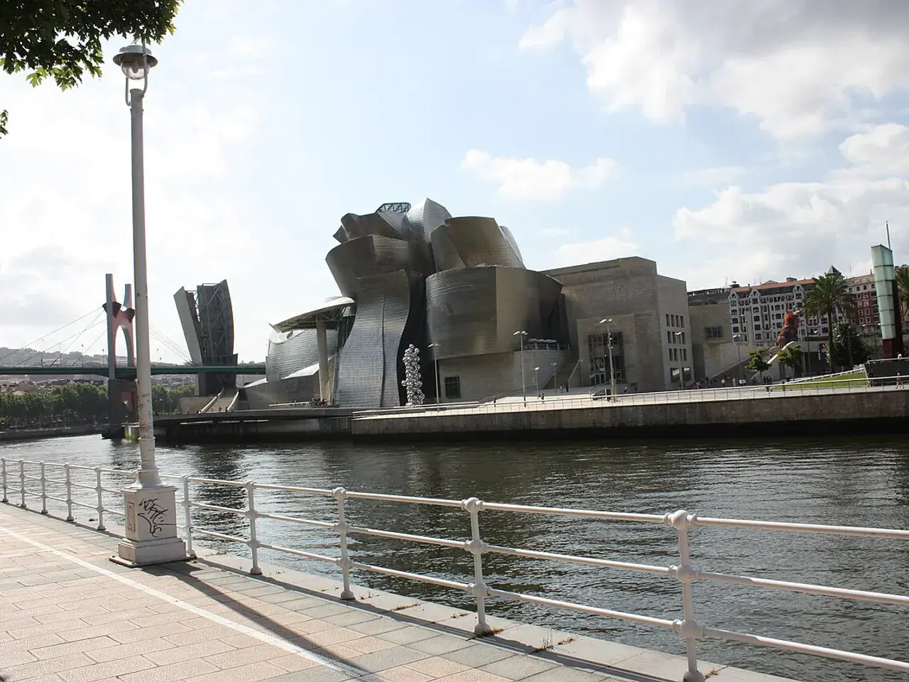 Museo Guggenheim junto a la ría de Bilbao