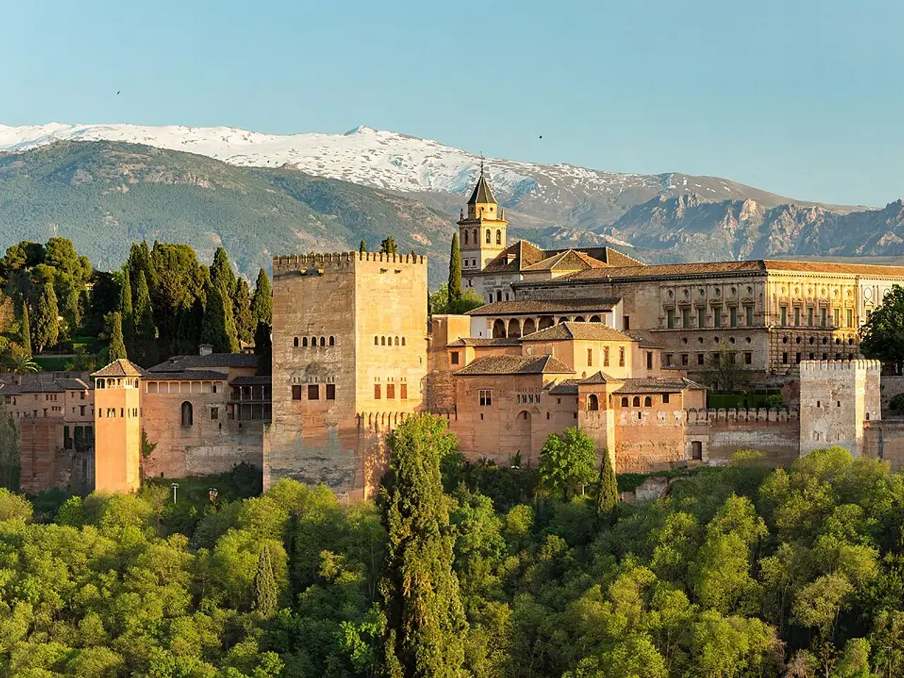 La Alhambra de Granada con Sierra Nevada al fondo