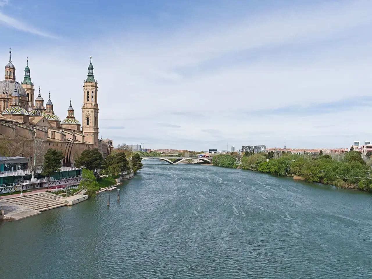 Basílica del Pilar junto al río Ebro en Zaragoza