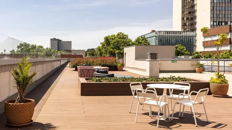 Terraza de la residencia Yugo Barcelona Aléu